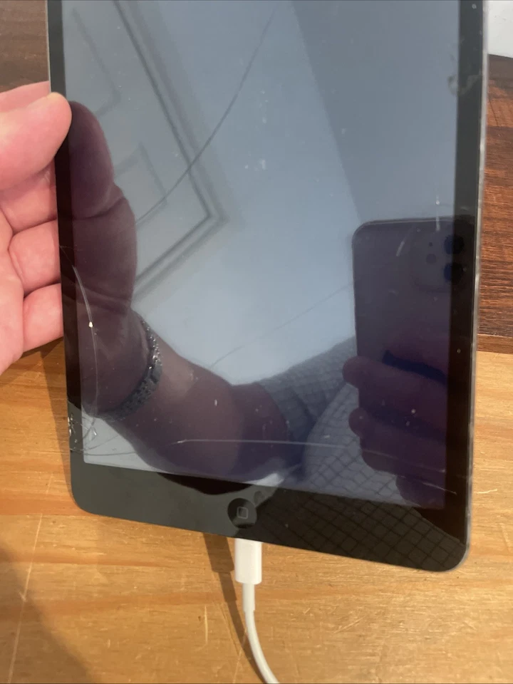 Apple iPad Mini, 7.9", 2013, WiFi Only 16GB - Gray - Spare Or Repair -No Reserve - Image 2 of 4