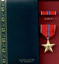 US complete cased medal set with ribbon bar and lapel pin and case