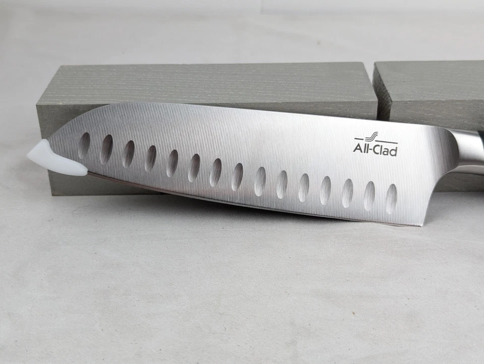 Cuchillo Santoku TODO REVESTIDO 7", FORJADO ALEMÁN Acero Inoxidable, Mango TRIPLE REMACHE Foto 4 de 4