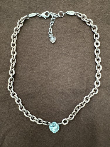 Collana catena Sabika tono argento con ciondolo cristallo blu