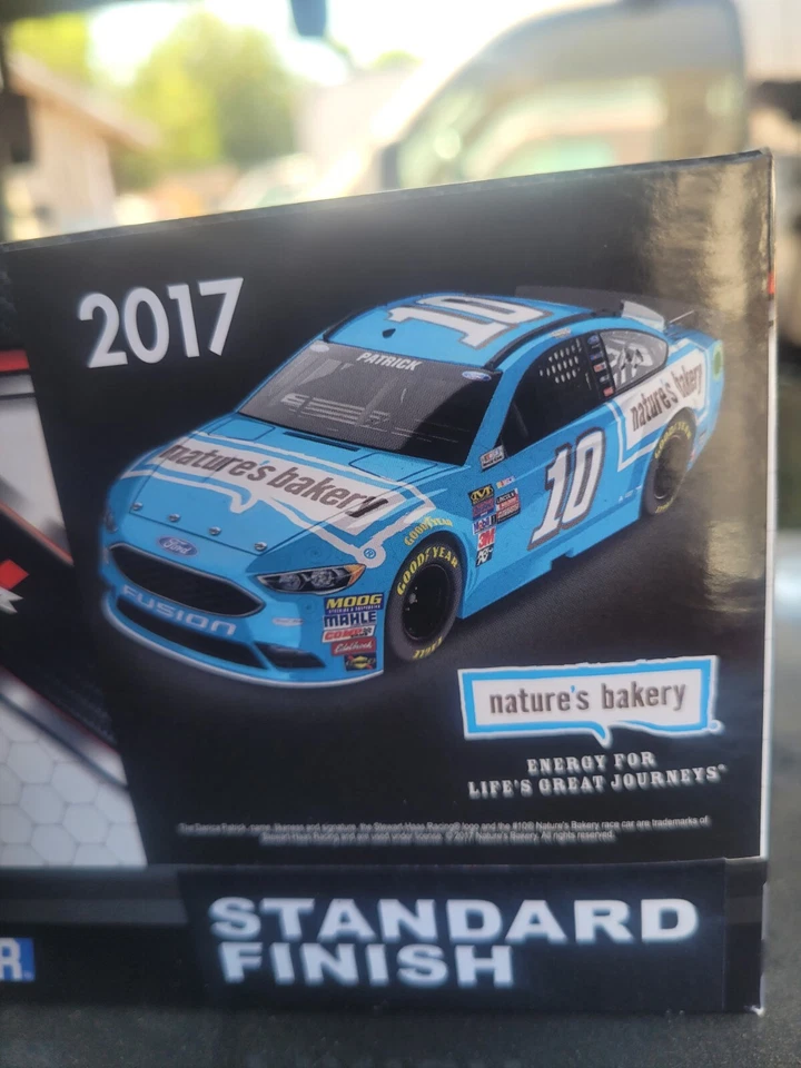 NUEVO Danica Patrick #10 Nature's Bakery 2017 1/24 NASCAR coche de carreras Foto 4 de 4