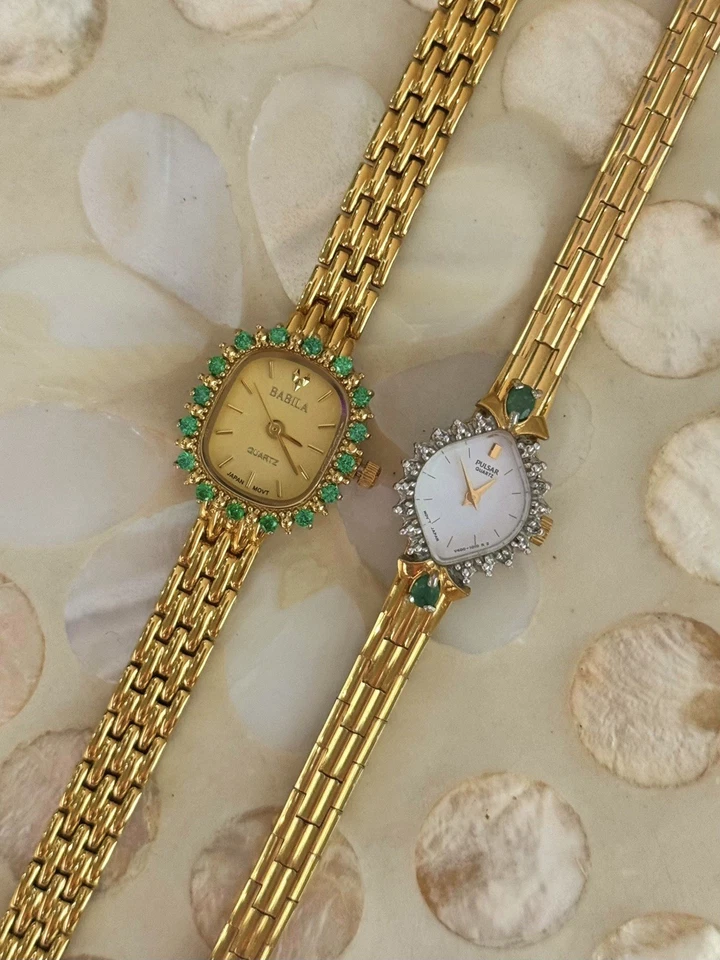 Reloj Chapado en Oro 18k con Bisel de Piedra Cristal Verde Brillante Estilo Vintage Foto 3 de 4