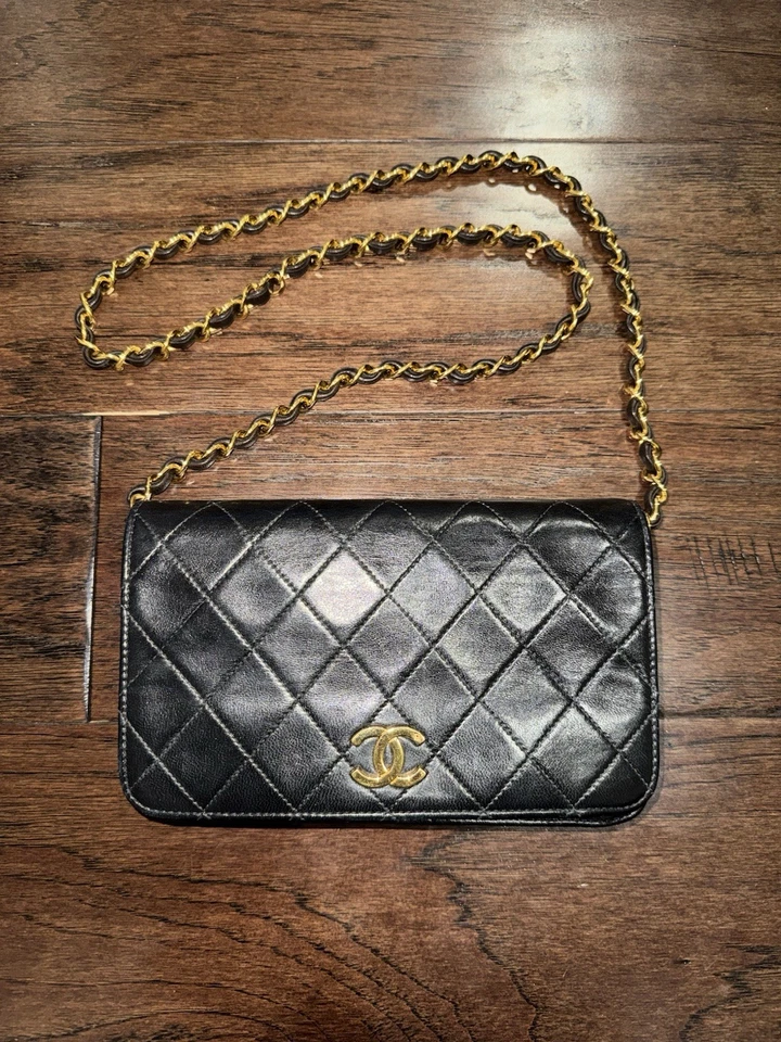 Mini Bolso De Colección CHANEL Clásico Logo CC Negro Acolchado Piel de Cordero Solapa Única GHW  Foto 2 de 4