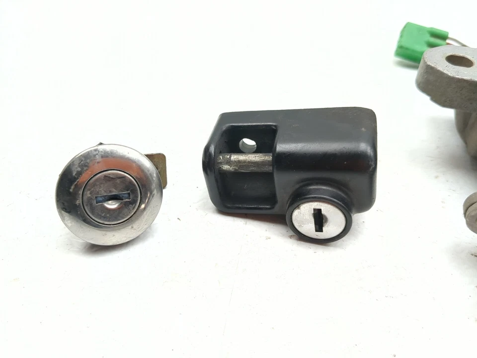 01-04 铃木 VL800 入侵者 Volusia 锁套装点火开关帽和钥匙套装 — 第 3/4 张图片