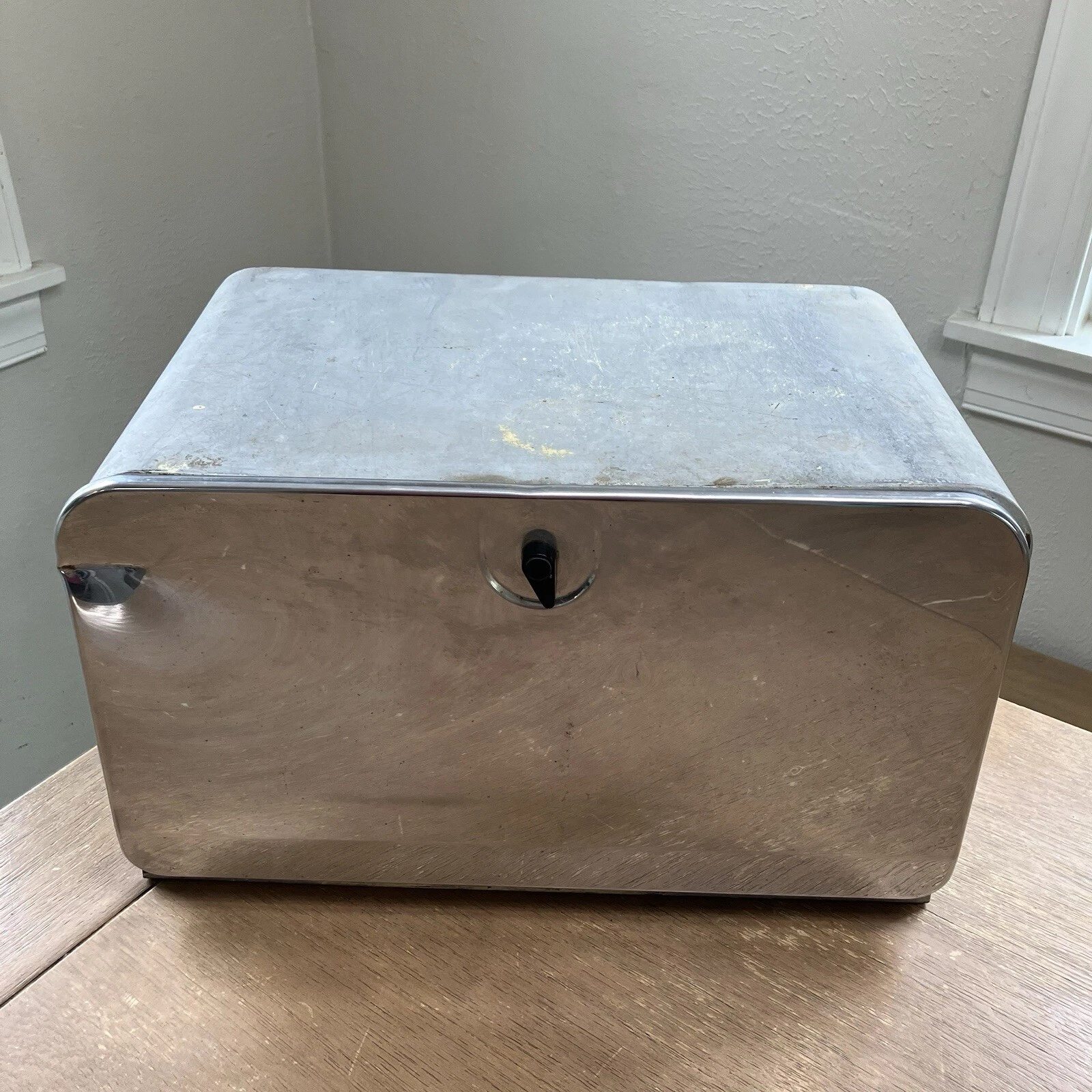 Mid Century Pantry Queen Chrome Bread Box Stainless Silver Cutting Board Lid MCM
Opens in a new wind