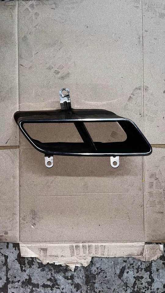 Punta de escape izquierda OEM ORIGINAL AUDI R8 2018-2023 (usada) Foto 2 de 4