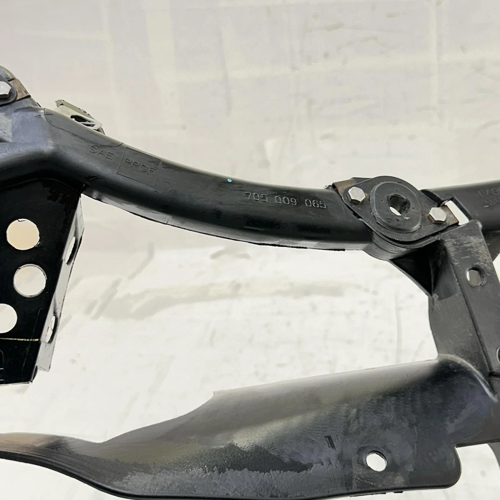 2016 CAN-AM SPYDER RT LEFT SIDE FAIRING STAY FRONT COWL BRACKET HOLDER MOUNT