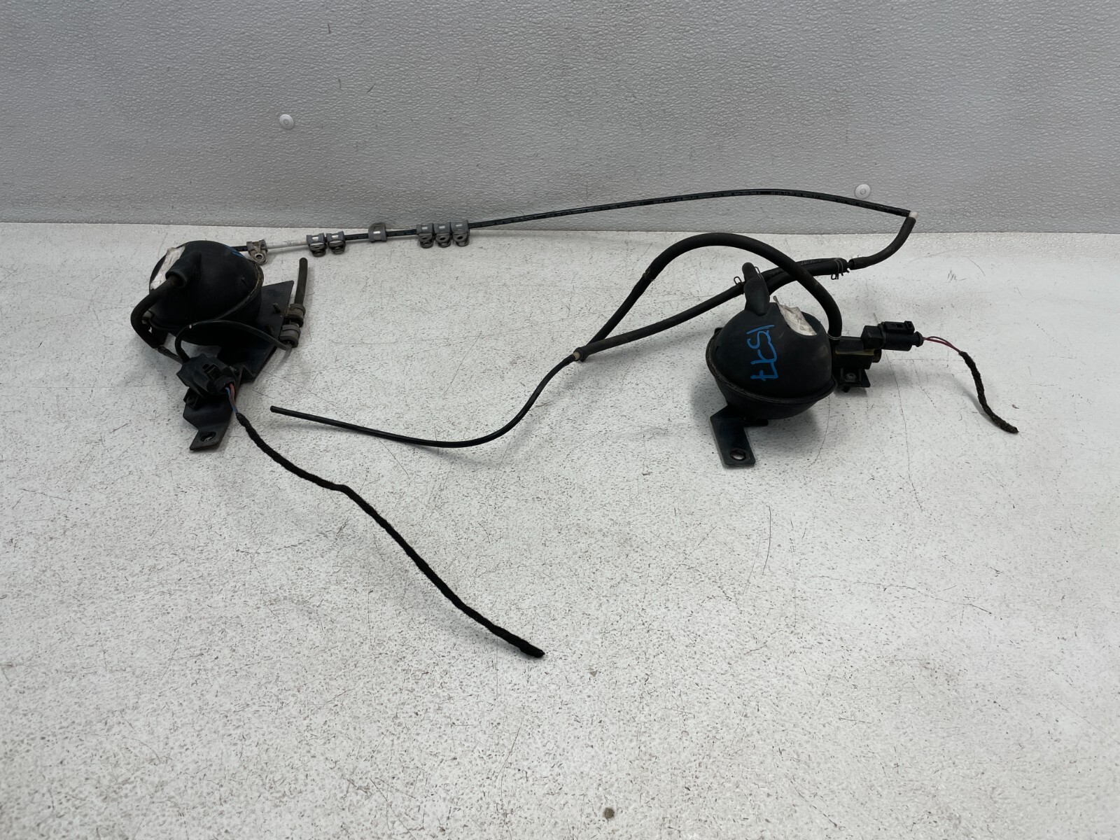03-07 Bentley Continental GT Right Left Exhaust Solenoid Vacuum Tank 1577 OEM