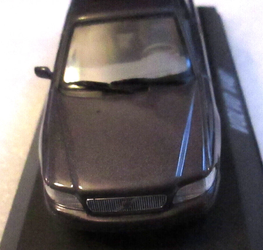Wonderful MINICHAMPS-modelcar 1/43 VOLVO V40 1996 - violet metallic - lim.dition - Image 2 of 4
