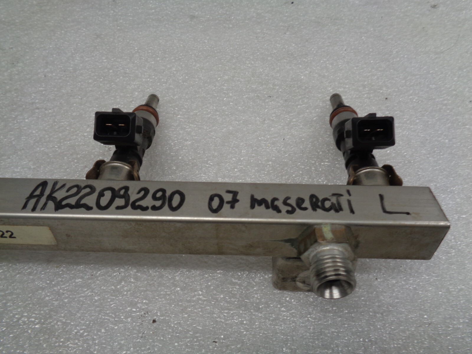 04-08 Maserati Quattroporte 4.2L Left Driver Fuel Rail w/Injectors OEM AK2209290