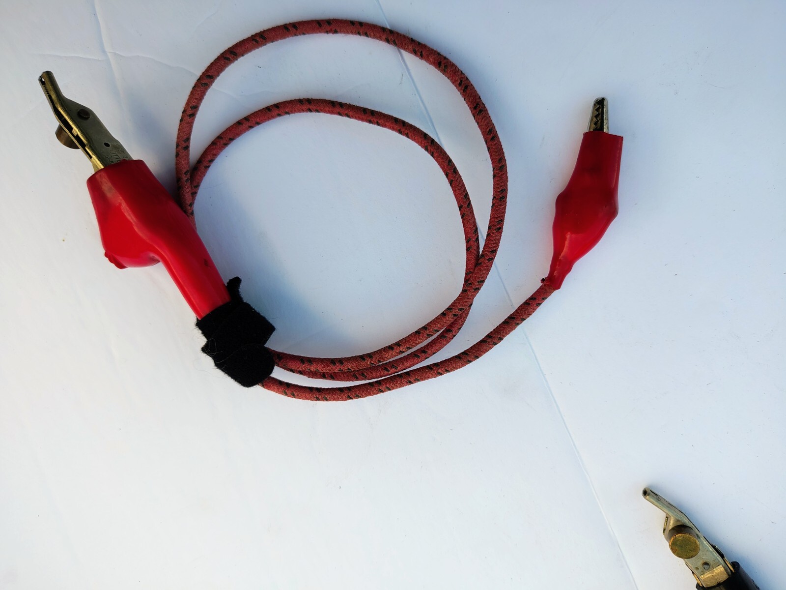 Cable pipe locator ground extensions leads with piercing alligator clamps