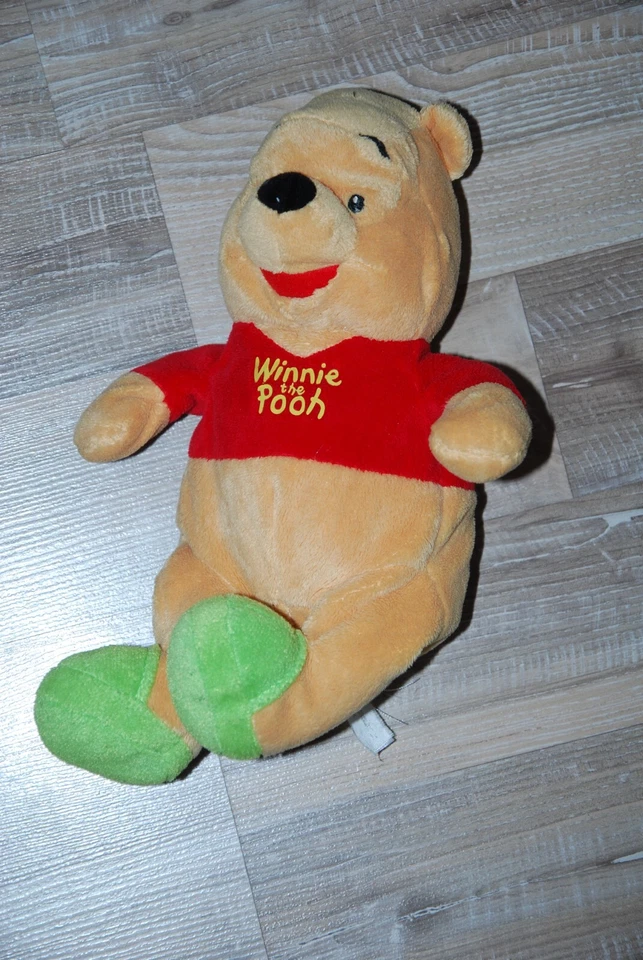 doudou ours Winnie l'ourson t-shirt rouge chaussons vert - Photo 1/1