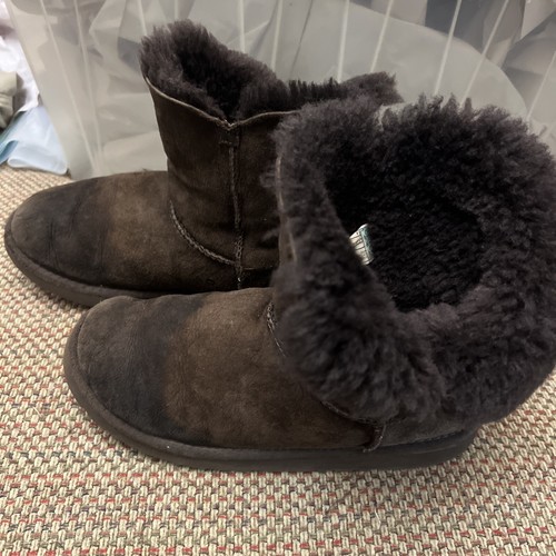Botas de invierno UGG Bailey Button marrón chocolate para mujer 5991 talla 5 EE. UU. UE 35 - Imagen 2 de 8