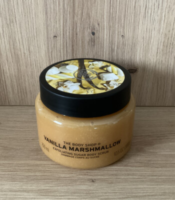 (239,96 /L) The Body Shop Sugar Scrub Körperpeeling VANILLA MARSCHMELLOW 250ml