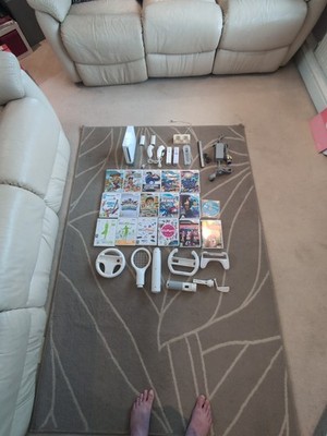Nintendo Wii Konsole Bundle zwei Fernbedienungen Nunchuks 17 Spiele Zubehör gebraucht UK