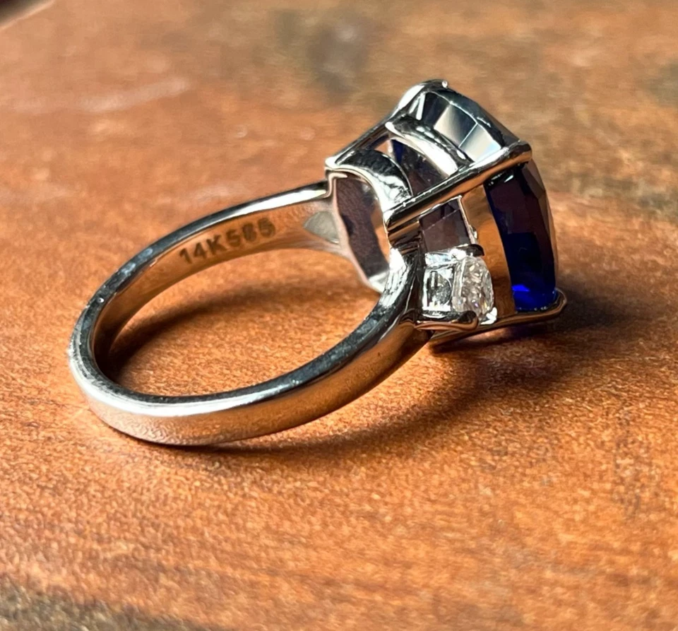 Anillo de aniversario de oro blanco de 14 quilates con zafiro azul real de 7,50 quilates cojín Foto 2 de 4