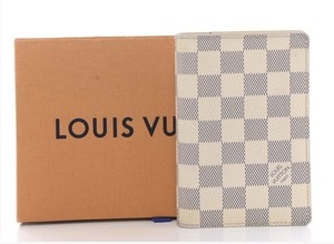 Funda para pasaporte azul Louis Vuitton con bolsa para polvo y caja