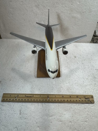 Vintage UPS Desktop Model Airplane - Picture 17 of 23