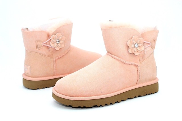 peach uggs with fur