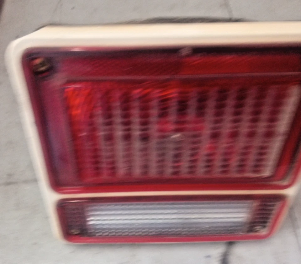 Conjunto de luces traseras izquierda Chevy Van 10 Series 1971-84 FC-30DG Foto 2 de 4