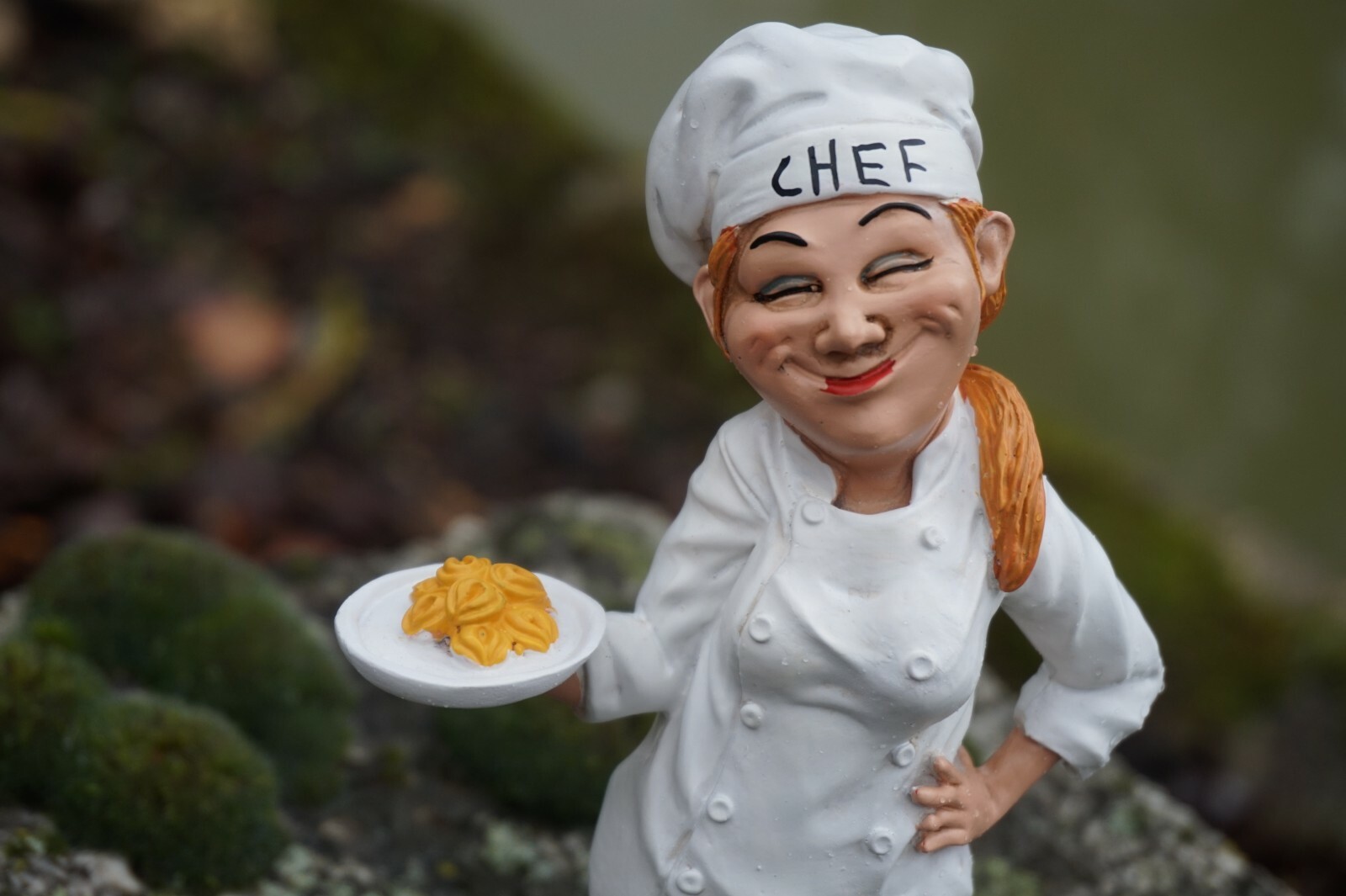 Figurine chef cuisinière collection humoristique 841.2380 : idée cadeau pour cuisinier