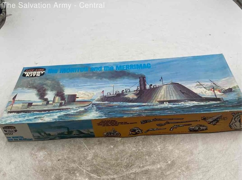 Life-Like Hobby Kits The Monitor And The Merrimac Model Kit With Box