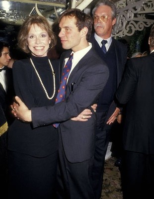Actress Mary Tyler Moore actor John K Linton at Sweet Sue Opening - Old Photo 4