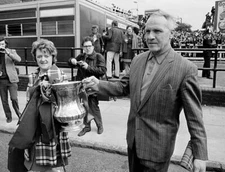 Football Bill And Nessie Shankly With The Fa Cup 1974 OLD PHOTO