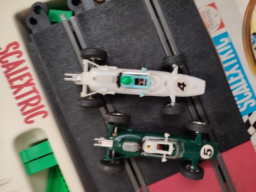 CIRCUIT SCALEXTRIC BOITE 38 TB RAIL TRANSFO BARRIERE 2 VOITURE LOTUS ET COOPER - Imagen 3 de 9