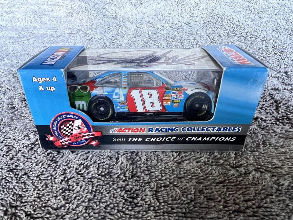 Kyle Busch #18 2008 M&M’s rojo blanco y azul diversión de verano cuna 1/64 NASCAR firmada Foto 3 de 4