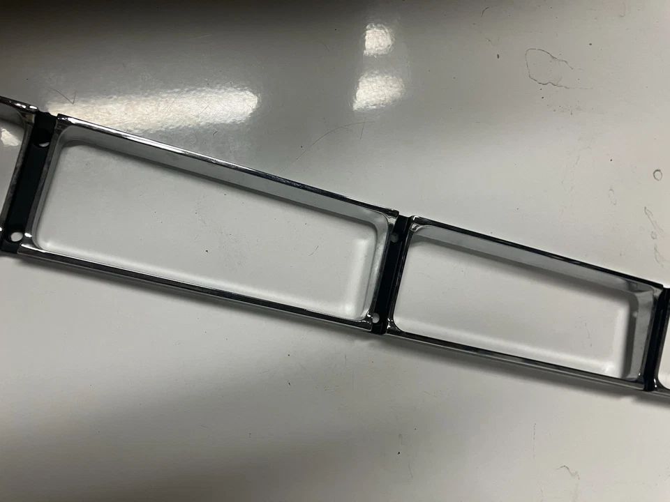 Lente de luz trasera derecha Chrysler Imperial 70-71 bisel cromado NOS 3403144 Foto 4 de 4