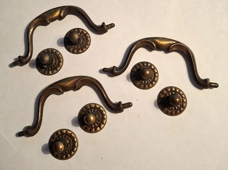 Lot de 3 poignées de meuble vintage col de cygne – Laiton / Bronze antique - Photo 1/1