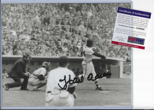 Hank Aaron Autographed 8x10 B&W Action Photo  Milwaukee Braves Baseball PSA COA - Bild 1 von 1