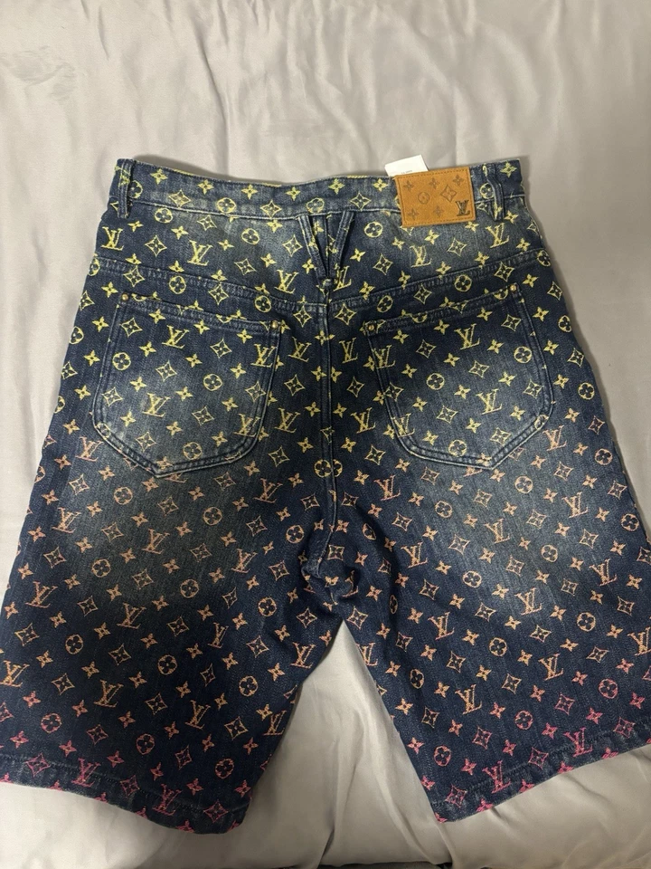 Pantalones cortos de mezclilla Louis Vuitton arco iris con monograma en lavado oscuro Foto 2 de 4