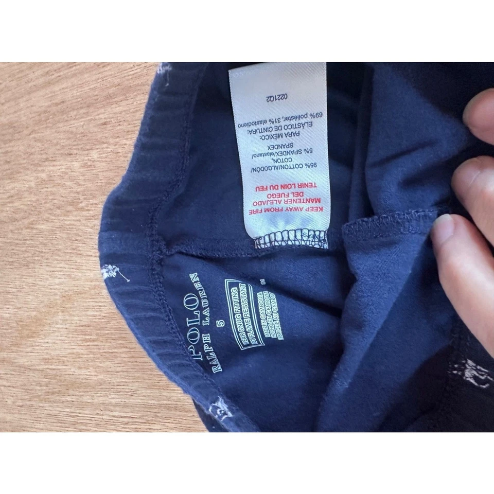 Pantalones deportivos Polo Ralph Lauren para niños pequeños 5 azul marino con estampado de pony con puños Foto 4 de 4