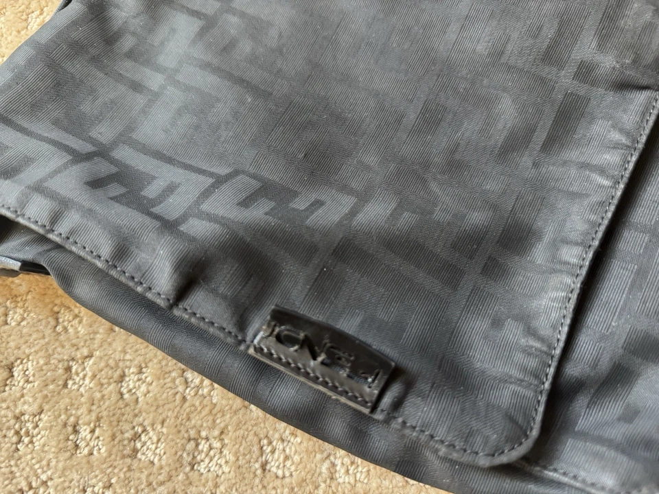 Bolso Mensajero Fendi Zucca Vintage Auténtico Negro Nylon Correa Larga Cuero.  Foto 4 de 4