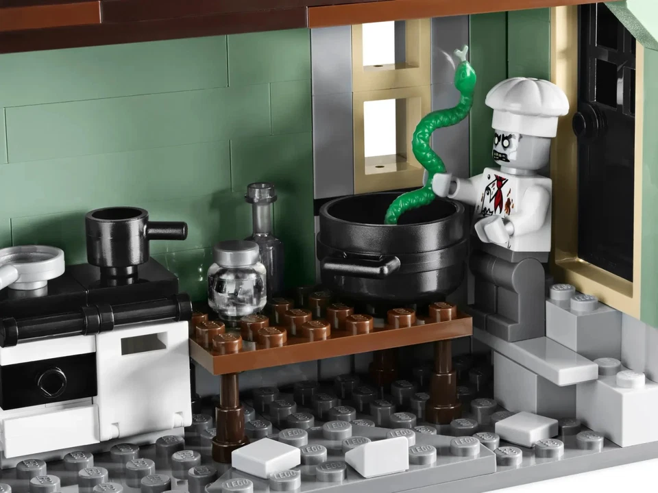 LEGO 10228 Monster Fighters: Haunted House used completed pre-owend - image 4 of 4