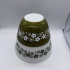 “Crazy Daisy” White Vintage PYREX #402 and #401 Mixing Nesting Bowls