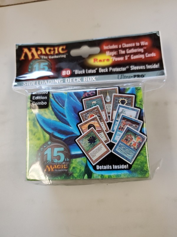2008 MAGIC THE GATHERING DECK BOX AND 80 BLACK LOTUS PROTECTORS