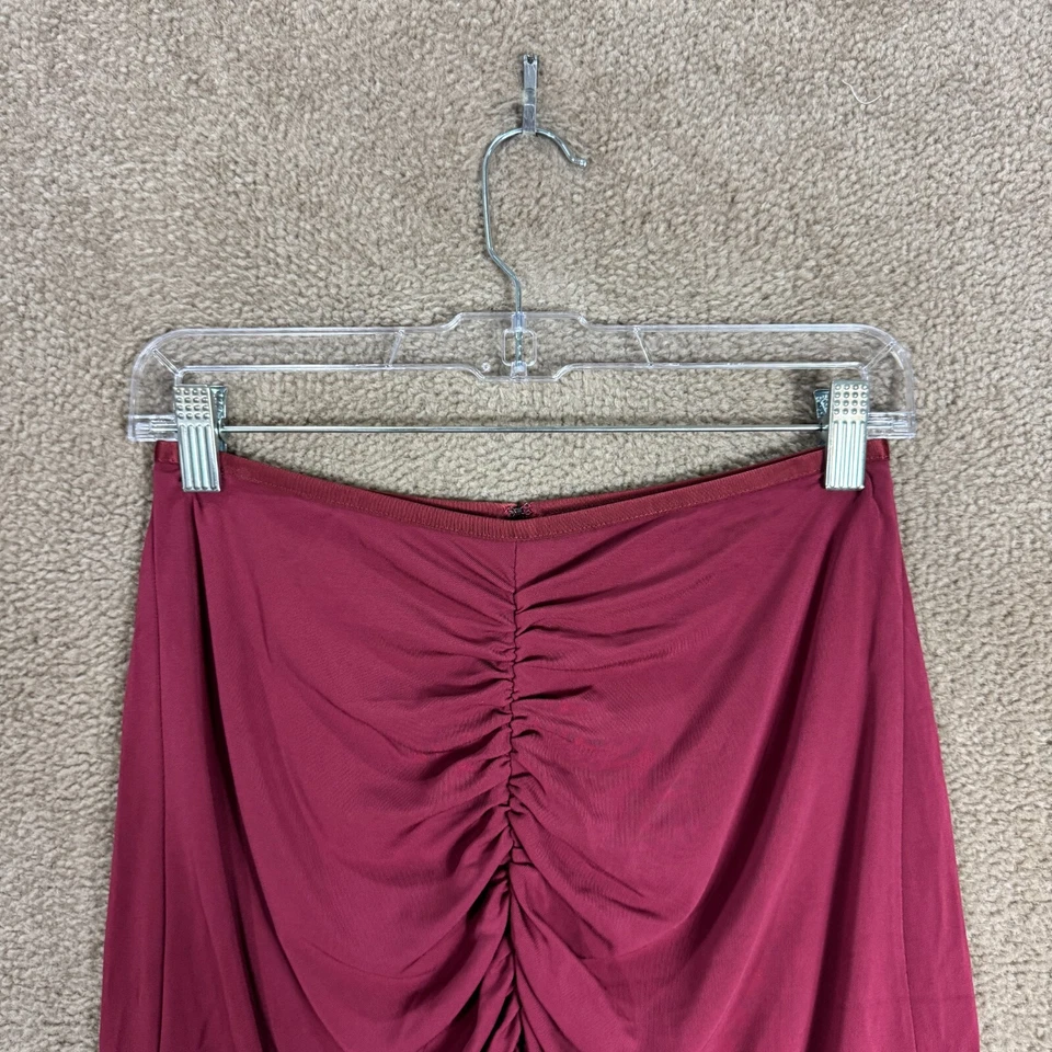 Minifalda cordobesa Talula Aritzia talla mediana roja borgoña elástica frente acanalado Foto 2 de 4