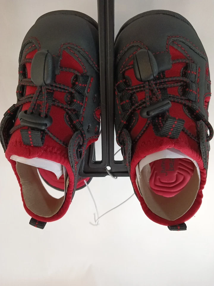 Sandalias de verano resistentes Jumping Beans 5T aptas para el agua con puntera cerrada sin cordones para niños  Foto 2 de 4