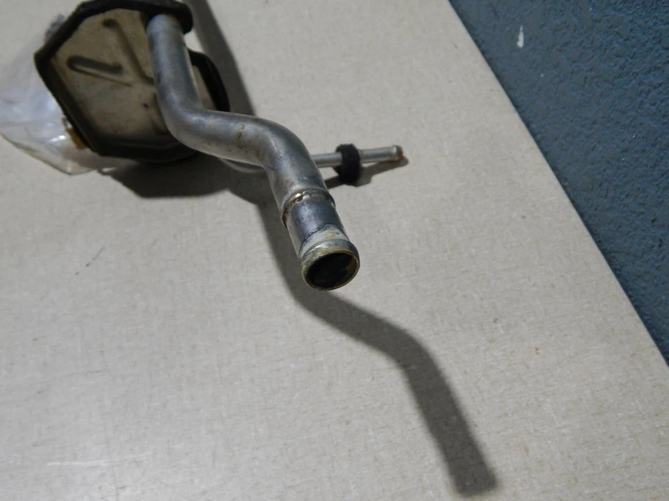 92 93 Lexus ES300 Engine Coolant Pipe w/ Bolts 3.0L V6 - Imagem 2 de 3