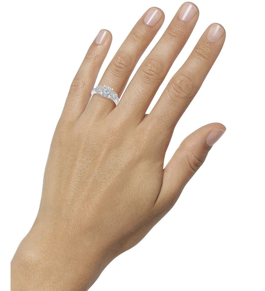 Anillo de compromiso de tres piedras de diamantes (3/4 quilates) t.w.) en oro blanco de 14k Foto 4 de 4