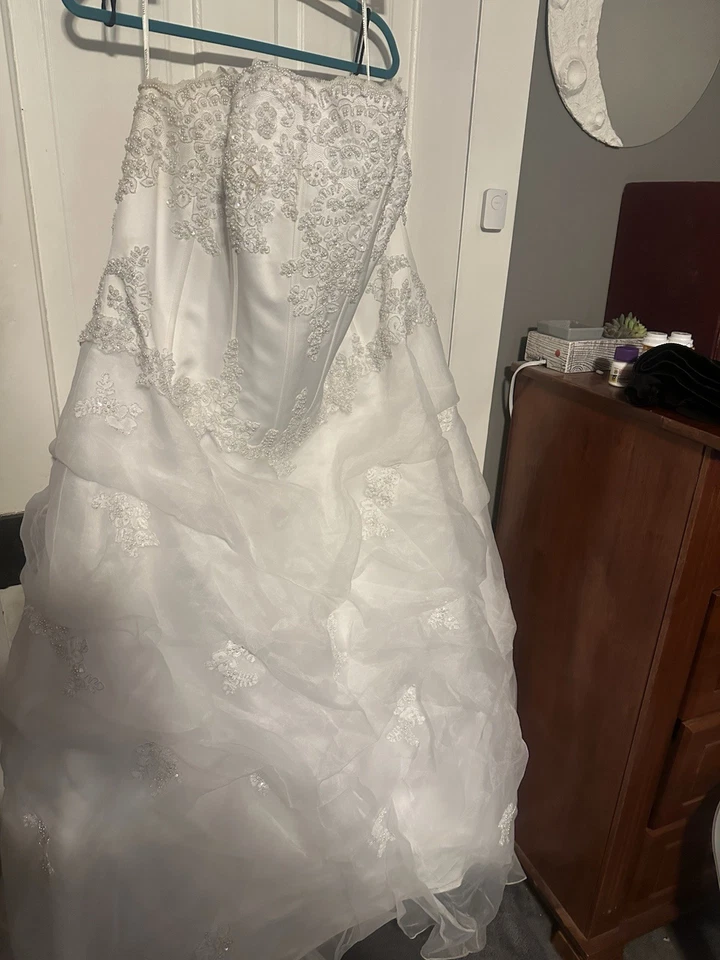 White Wedding Dress, Ballgown Style - Image 2 of 3