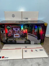 RAINBOW HIGH RAINBOW VISION WORLD TOUR BUS & STAGE. 4-IN-1 LIGHT-UP PLAY DELUXE