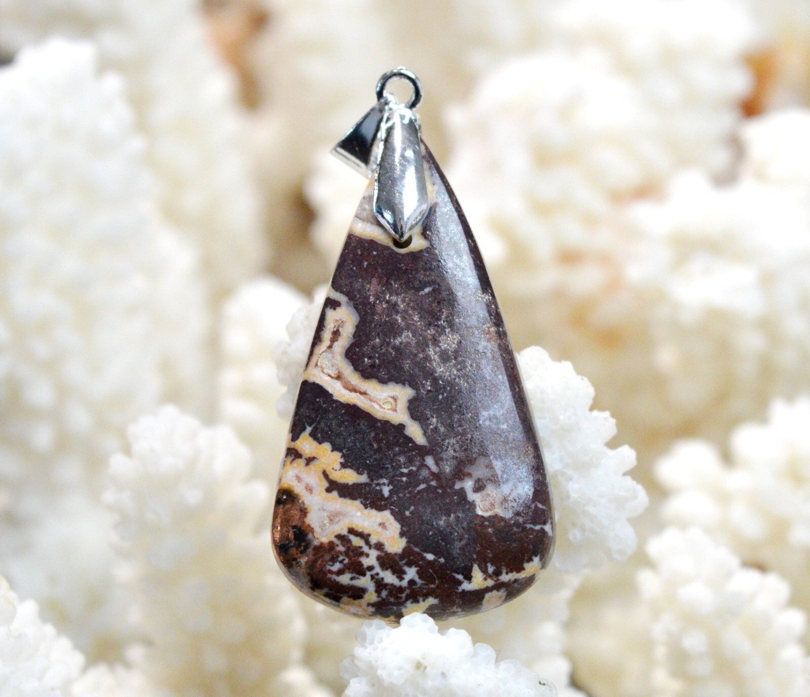 Pendentif en cuivre natif et dolomite 41 carats, le cabochon idéal pour vos rituels bien-être