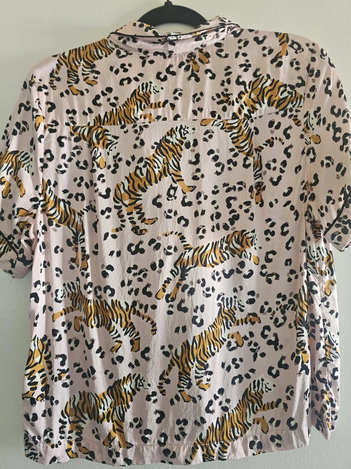 Pantalones cortos y top de pijama con estampado de tigre sedoso de Anthropologie.  Talla mediana Foto 4 de 4