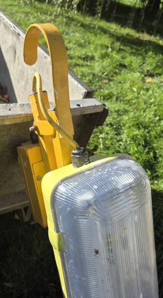PLASTERERS LIGHT BUILDERS WORKLIGHT A FRAME STAND YELLOW 110V ...