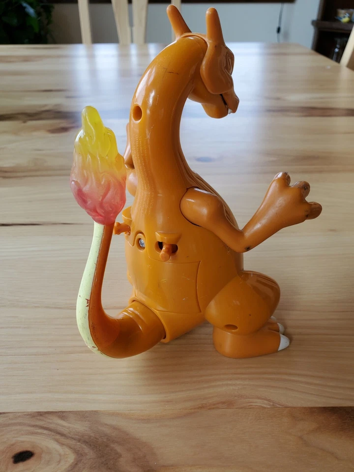 Figura de juguete Hasbro Pokemon Charizard 2004 efectos de luz y sonido 7" bien usada Foto 3 de 4