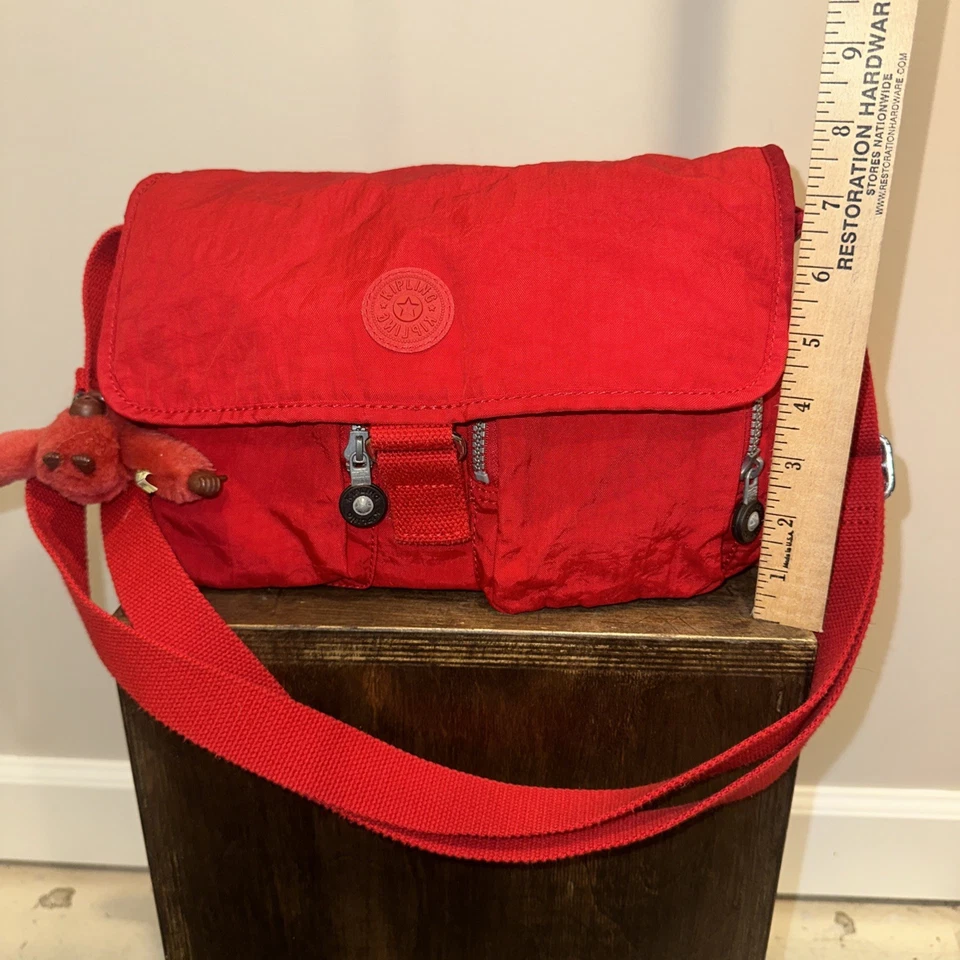 Bolso Bandolera Kipling Angie Cayenne Mezcla Color Rojo HB6680 Mono Llave Dije Foto 4 de 4